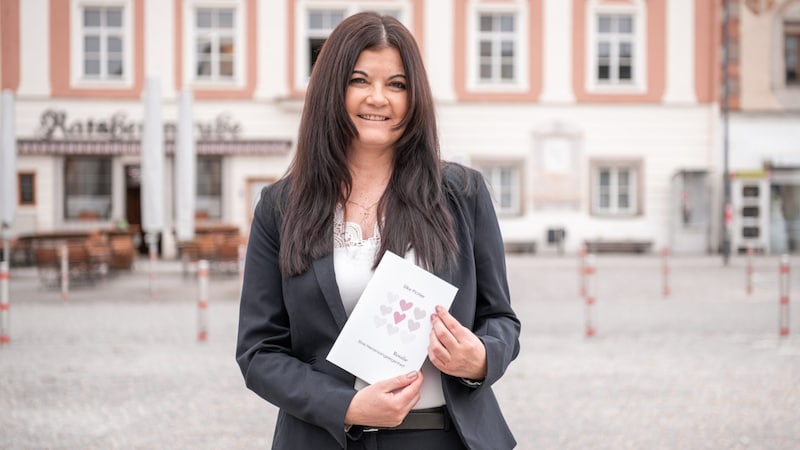 Mit ihrem kleinen, aber spannenden Buch will Silke Pichler anderen Menschen Mut machen. (Bild: JASMIN PRESLMAYR/ÖRK)