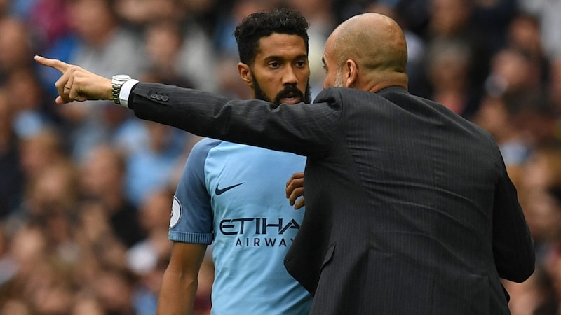 Gael Clichy (li.) und Pep Guardiola (Bild: AFP)