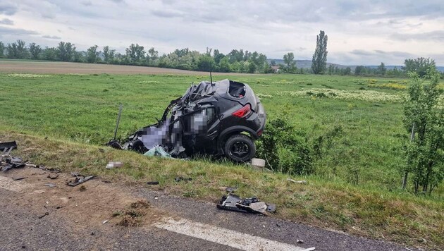 Bir kamyon ve römork henüz bilinmeyen bir nedenle bir otomobille kafa kafaya çarpıştı.