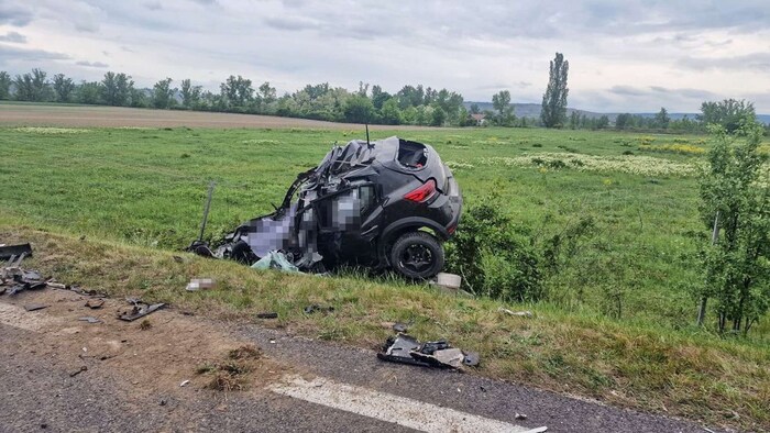 Aus noch ungeklärter Ursache kollidierte ein Lkw-Gespann frontal mit einem Pkw.