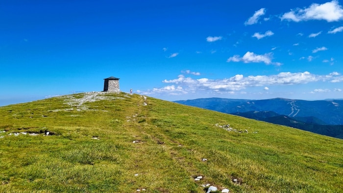 The highest point of the Rax is the Heukuppe at 2007 meters, which lies entirely in the province ...