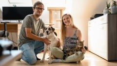 Johannes Brunbauer, Hund „Guarda“ und Retterin Iris Appl mit Kater „Leo“. (Bild: Wenzel Markus/Markus Wenzel)