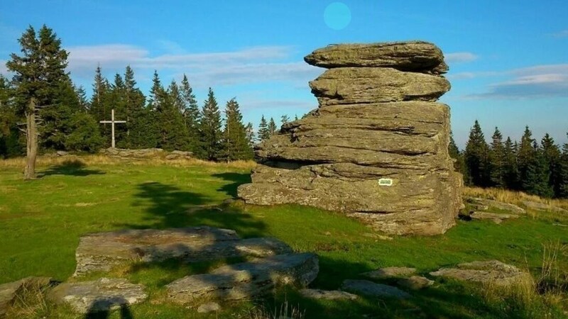 Teufelstein: Der Sage nach ist der Teufel nicht nur Namensgeber, sondern soll beim Bau des Steins höchstpersönlich seine Hand im Spiel gehabt haben. (Bild: Gemeinde Fischbach/Kathrin Karelly)