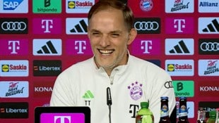 Bayern-Trainer Thomas Tuchel lachte verschmitzt auf die Frage, ob er in München bleibe. (Bild: Youtube.com/FC Bayern München Screenshot)