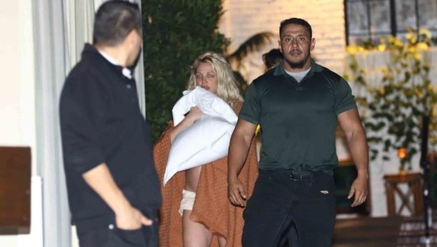 Britney Spears verlässt das berühmte Chateau Marmont in Los Angeles nur in Unterwäsche. Angeblich sei alles ganz harmlos gewesen.  (Bild: www.photopress.at)