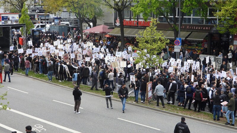 1100 kişi halifelik lehine gösteri yaptı. (Bild: APA/NIBOR / Action Press / picturedesk.com)