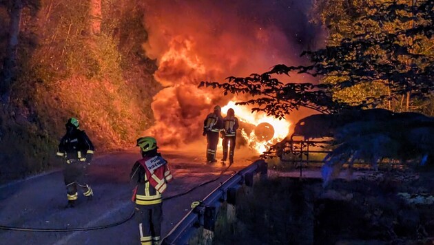 Das Wrack ging nach dem Überschlag sofort in Flammen auf 