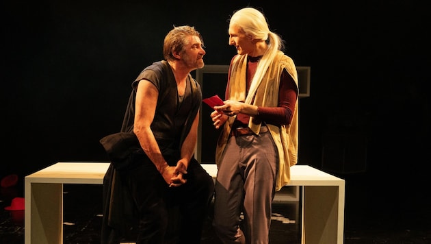 Martin Brunnemann als rauer Cyrano muss dem Nebenbuhler, gespielt von Lukas Weiss, sein poetisches Talent leihen. (Bild: Andreas Kurz)