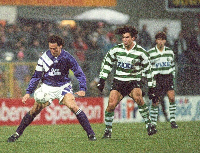 Adi Hütter, hier im Duell mit Superstar Luis Figo, schoss die Austria in die Verlängerung.