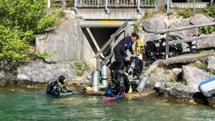 Einsatztauchkräfte der Wasserrettung suchten nach weiteren möglichen Verletzten.