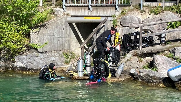 Water rescue divers searched for other possible casualties. (Bild: Wasserrettung OÖ)