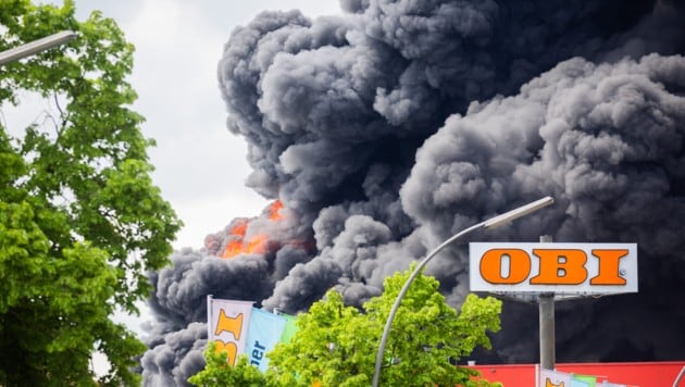 In Berlin-Lichterfelde steht ein Firmenareal in Flammen. (Bild: picturedesk.com/Christoph Soeder/dpa)