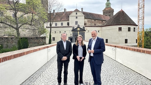 Local inspection. Governor Hans Peter Doskozil (r.) with castle coordinator Norbert Darabos (m.) and KBB Managing Director Barbara Weißeisen-Halwax (Bild: Schulter Christian)