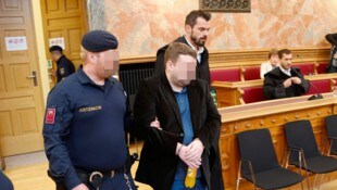 Der angeklagte Markus S. (32) in Begleitung eines Justizwachebeamten (Bild: Markus Tschepp/Markus Tschepp, Krone KREATIV)
