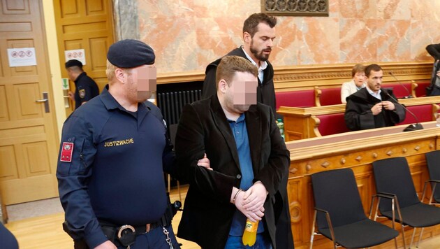 The accused Markus S. (32) accompanied by a prison guard (Bild: Markus Tschepp/Markus Tschepp, Krone KREATIV)