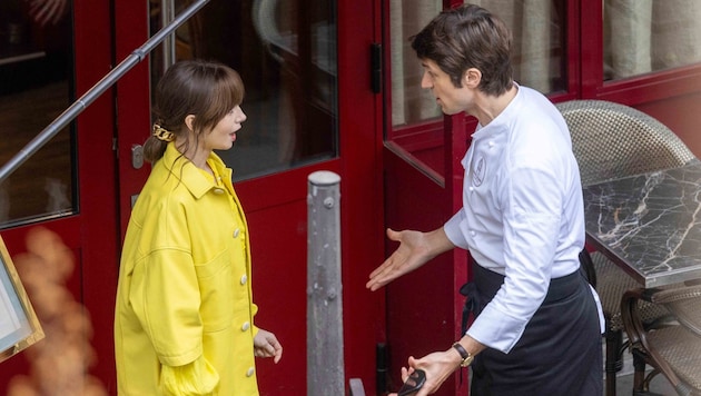 Lily Collins und Lucas Bravo am Set der vierten Staffel von „Emily in Paris“ (Bild: Photo Press Service)