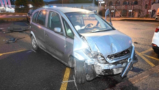 A teljesen összetört menekülő autó, amelyben a vorarlbergi férfi engedély nélkül utazott. (Bild: Kantonspolizei Sankt Gallen)