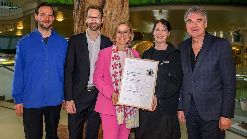 Setzen auf Nachhaltigkeit in den Kulturbetrieben: Tarun Kade (Tangente St. Pölten), Klaus Moder, Landeshauptfrau Johanna Mikl-Leitner, Marie Rötzer (künstlerische Leiterin des Landestheaters), Paul Gessl (Bild: NLK Burchhart)