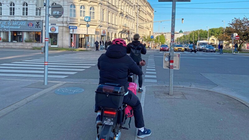 In den letzten Monaten haben sich insbesondere kennzeichenlose E-Mopeds etwa von Essenszustellern auf die Radwege gedrängt (Bild: Christoph Engelmaier)