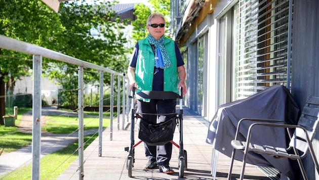 Im Oberndorfer Seniorenheim traut sich Maria Balogh wieder, zu spazieren. Zuhause wurde ihr Zustand vorher immer schlechter. (Bild: Tröster Andreas)
