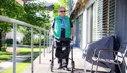 Im Oberndorfer Seniorenheim traut sich Maria Balogh wieder, zu spazieren. Zuhause wurde ihr Zustand vorher immer schlechter. (Bild: Tröster Andreas)