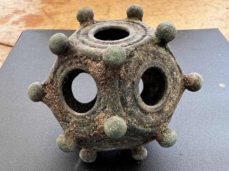 The dodecahedron was deliberately placed in a hollow together with other clay objects. (Bild: Norton Disney History and Archaeology Group)