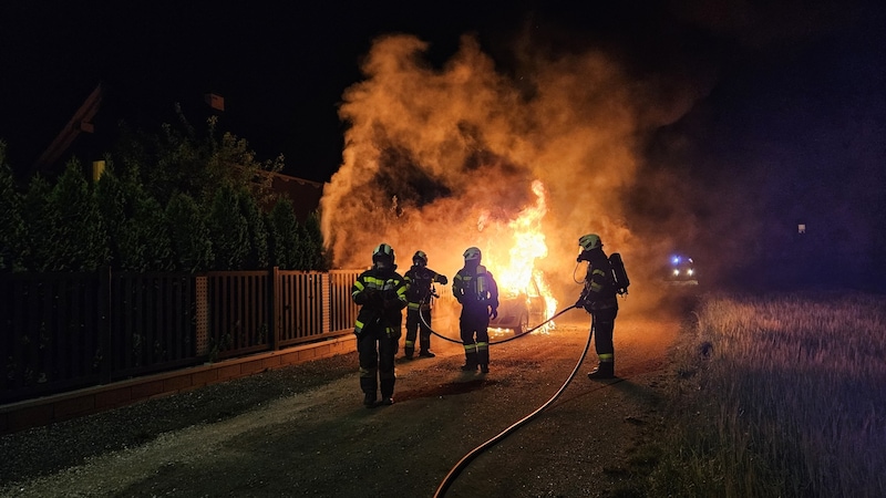 In Premstätten ging die dritte Autobombe in die Luft. (Bild: APA/FF ZETTLING/CHRISTIAN GLAUNINGER)