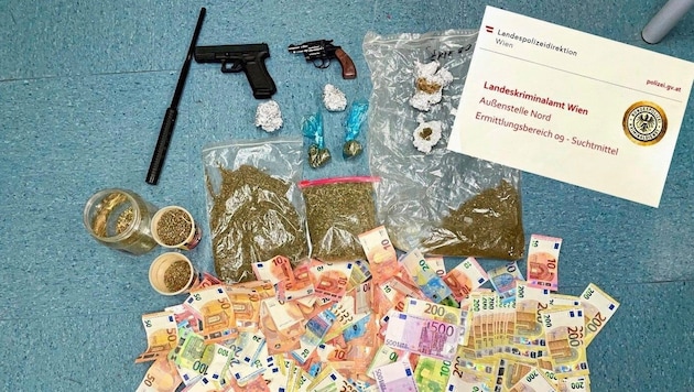 Investigators discovered half a kilo of "weed", 24,000 euros in cash and weapons in the apartment of the suspected drug dealer. (Bild: LPD Wien)