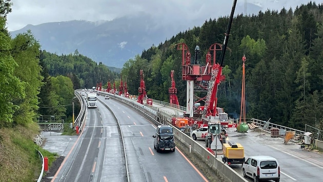 Mit Hilfe dieser roten Pfeiler soll das Tragwerk der Brücke angehoben werden (Bild: Martin Walasch)