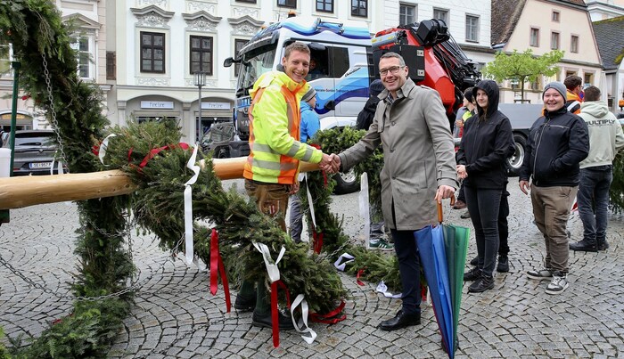 Baumdieb Simon Mayr (li.) beim Handshake mit Steyrs Stadtchef Markus Vogl.