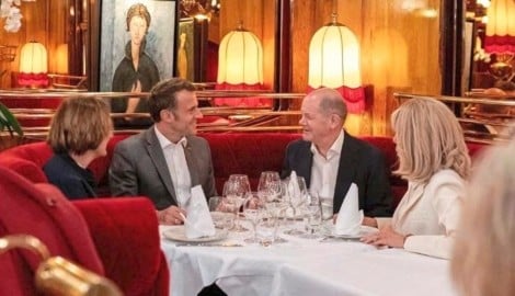 Gesellig: die Ehepaare Scholz und Macron (Bild: Instagram.com/EmmanuelMacron)