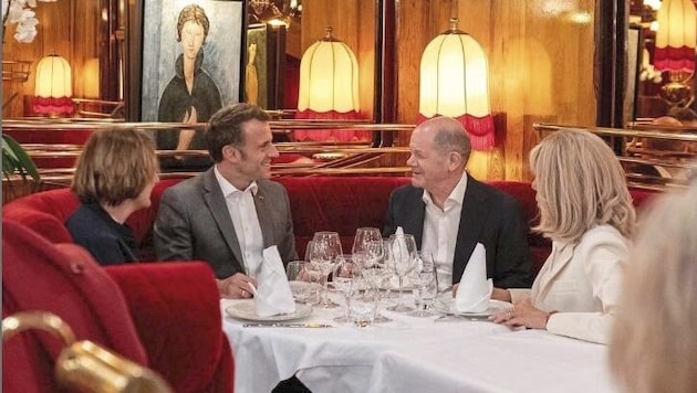 Társalgás: a Scholz és Macron házaspár (Bild: Instagram.com/EmmanuelMacron)