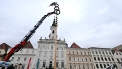 Beim Aufstellen des Ersatzbaums brach die Spitze ab. (Bild: Mader Klaus Fotografie)