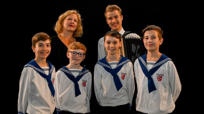 Actress Katharina Hofmann from the Landestheater, Markus Stumpner, four St. Florian Boys' Choir ...