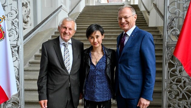 Governor Thomas Stelzer (right), Liu Jia, table tennis legend with former Deputy Governor Franz Hiesl