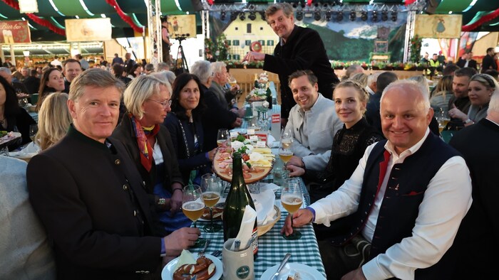 Wolfgang Kos (Verkaufsleiter „Tiroler Krone“), Barbara Wörister, Maria Dims (GF Zillertaler Trachtenwelt), Claus Meinert (Chefredakteur „Tiroler Krone“), Florian Zinnagl (GF Generali Open), Viktoria Veider-Walser (GF TVB Kitzbühel) und Christian Wörister (Vorstand Bergbahn Kitzbühel, v. li.). 