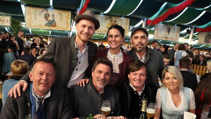 The "Krone" guests Peter Buglas (Progress Werbung), Patrick Murnig (GF JumpandReach), Thomas and Kathrin Mark (MK Illumination, front) as well as Arvid Auner (Snowboard Vice World Champion), Jasmin Steiner (Head of Service "Tiroler Krone") and Andreas Mauerhofer (GF Company Code, back) were right in the middle of it all. The "Krone" guests Peter Buglas (Progress Werbung), Patrick Murnig (GF JumpandReach), Thomas and Kathrin Mark (MK Illumination, front) as well as Arvid Auner (Snowboard Vice World Champion), Jasmin Steiner (Head of Service "Tiroler Krone") and Andreas Mauerhofer (GF Company Code, back) were right in the middle of it all.