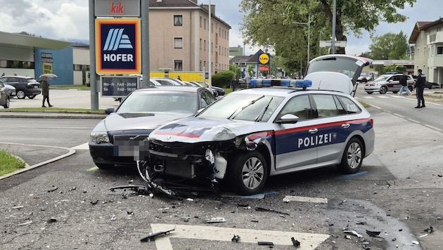 Heftiger Unfall an einer Kreuzung in Hall (Bild: ZOOM Tirol/Krone KREATIV)