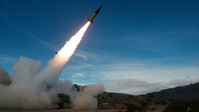 An ATACMS missile during a test in the USA (Bild: AP ( via APA) Austria Presse Agentur)