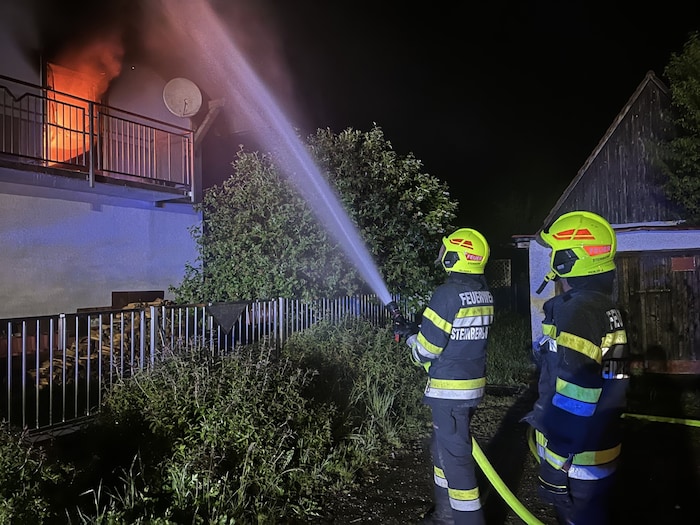 Die Feuerwehr war die halbe Nacht mit Löscharbeiten beschäftigt.