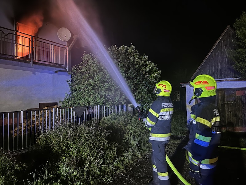 Die Feuerwehr war die halbe Nacht mit Löscharbeiten beschäftigt. (Bild: Markus Dirnberger, FF Steinberg-Rohrbach)