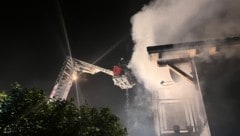 Flammen und Rauchwolken qualmten aus dem Zimmer im Obergeschoss. (Bild: Markus Dirnberger, FF Steinberg-Rohrbach)