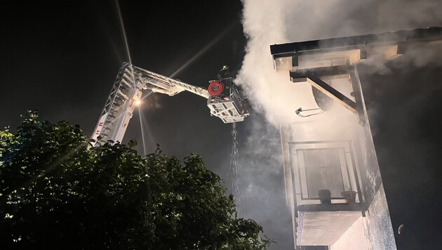 Flammen und Rauchwolken qualmten aus dem Zimmer im Obergeschoss. (Bild: Markus Dirnberger, FF Steinberg-Rohrbach)