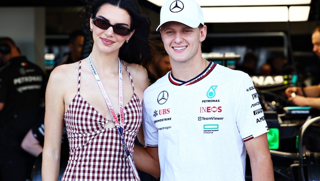 Mick Schumacher beaming next to Kendall Jenner (Bild: APA/Getty Images via AFP/GETTY IMAGES/Mark Thompson)