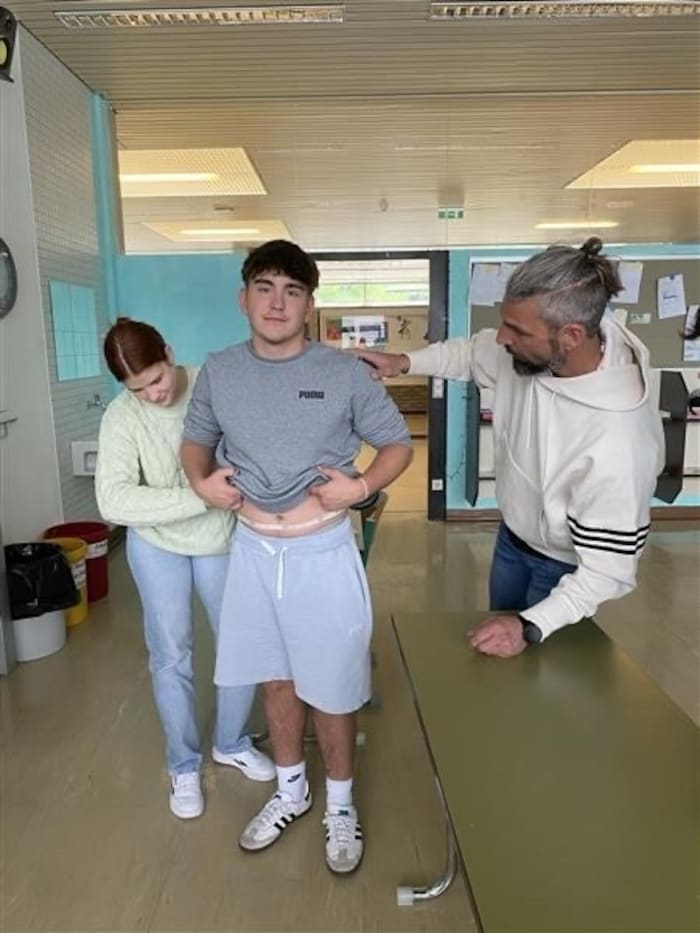 Fußball wird im Unterricht von Quereinsteiger Helmut Petter-Weißenbacher (re.) selten gespielt – ...