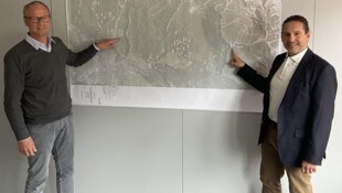 Thomas Huber (li) und Christian Linser erläutern den Lückenschluss in der Imster ...