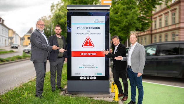 Erwin Smole (Stadtwerke), David Edlinger (PSG), Bürgermeister Christian Scheider und Valentin Unterkircher (StadtKommunikation) mit dem Infoscreen. (Bild: Thomas Hude)