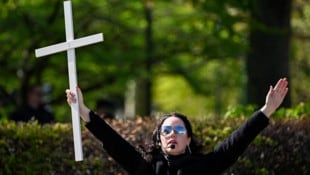 Die rechtsextremistische christliche Aktivistin Jade Sandberg bei der Aktion am Freitag (Bild: APA/AFP/TT News Agency/TT/Johan Nilsson)