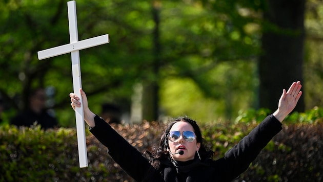 Die rechtsextremistische christliche Aktivistin Jade Sandberg bei der Aktion am Freitag (Bild: APA/AFP/TT News Agency/TT/Johan Nilsson)