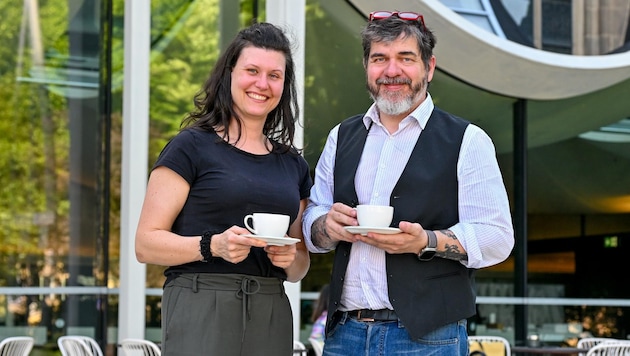 Kurt Traxl and his Gabi in front of their new "baby", the Domcafé in Linz. (Bild: Dostal Harald)